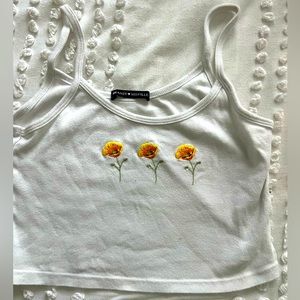 Brandy Melville crop top - 3 flowers